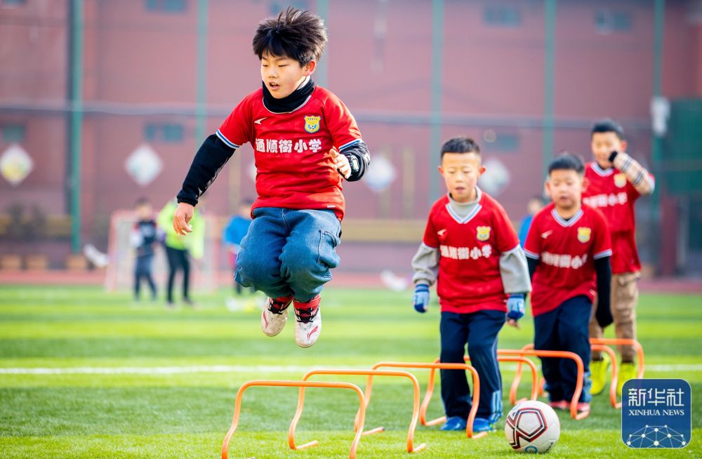 库里31+5创NBA神迹，勇士完败老鹰！巴特勒30+7+6，麦科勒姆首秀14中5